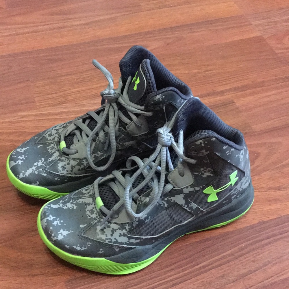 Youth boy Under Armour size 3.5 grey & green shoes